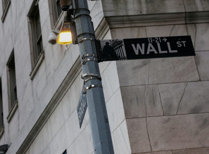 Overseas Stock Investments Surge to Record High in 2025: Bank of Korea Report