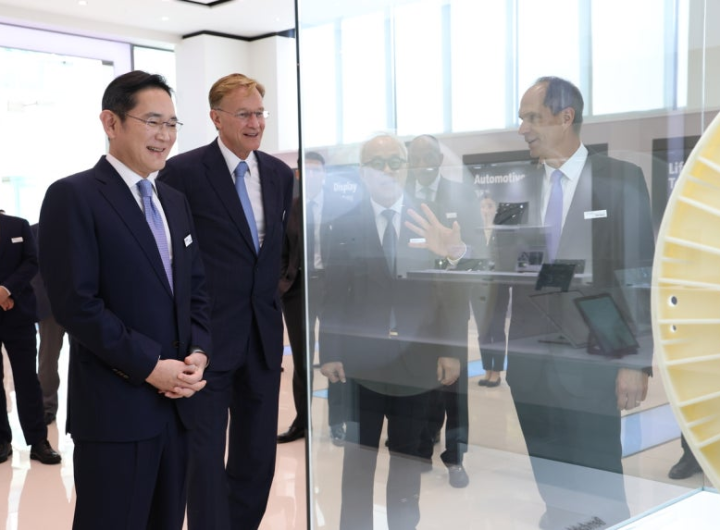 Samsung Corning AI Fiber Partnership