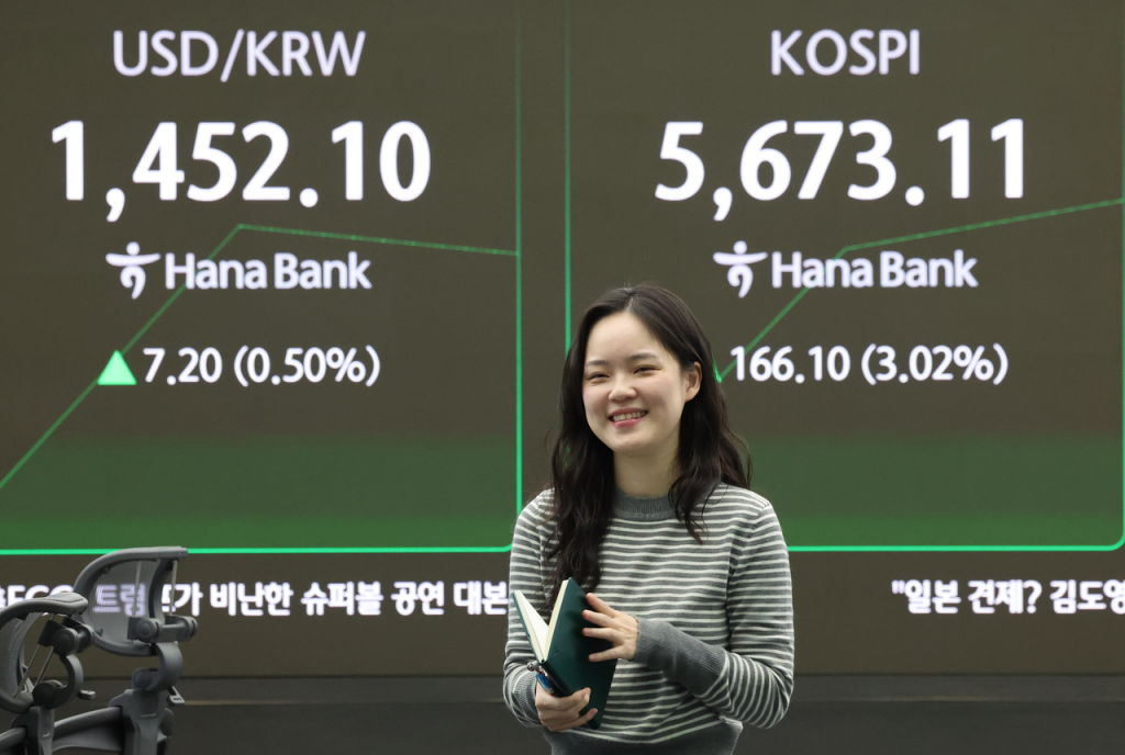 Seoul Stocks Reach New Record High: 5600 Milestone