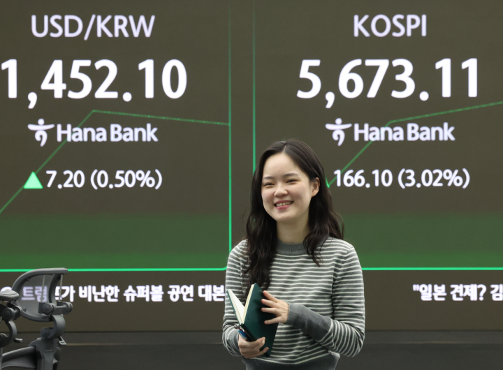 Seoul Stocks Reach New Record High: 5600 Milestone