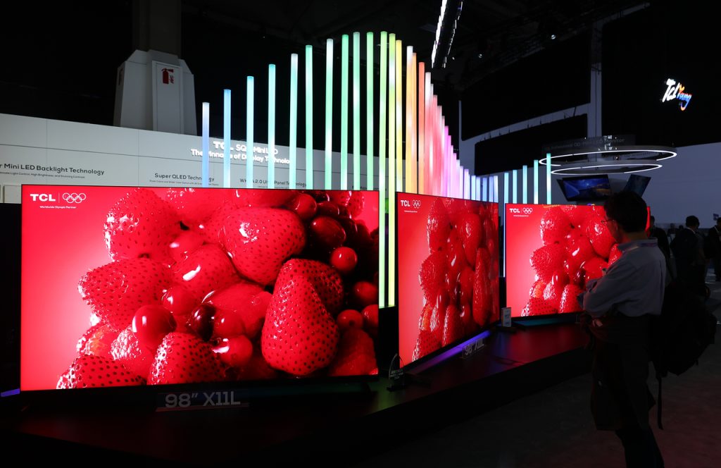 China OLED LCD Korea Competition