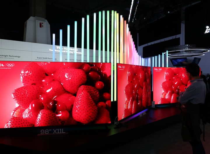 China OLED LCD Korea Competition