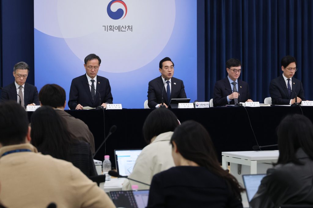 Government Extra Budget Proposal: Cash Handouts, Mideast Impact