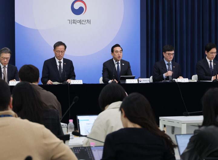 Government Extra Budget Proposal: Cash Handouts, Mideast Impact