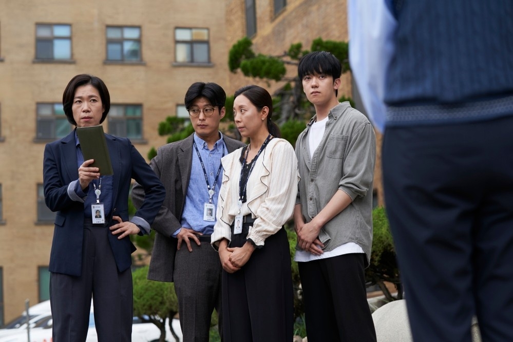 Mad Dance Office Movie Review: Comfort & Offbeat Humor