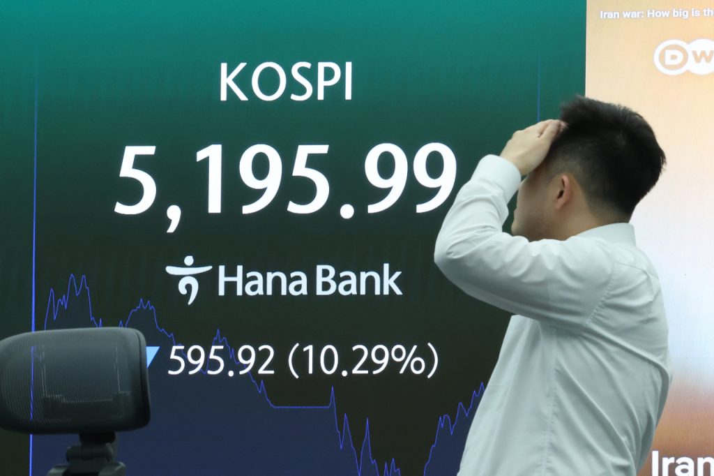 South Korea Stocks Fall, Iran War Fears