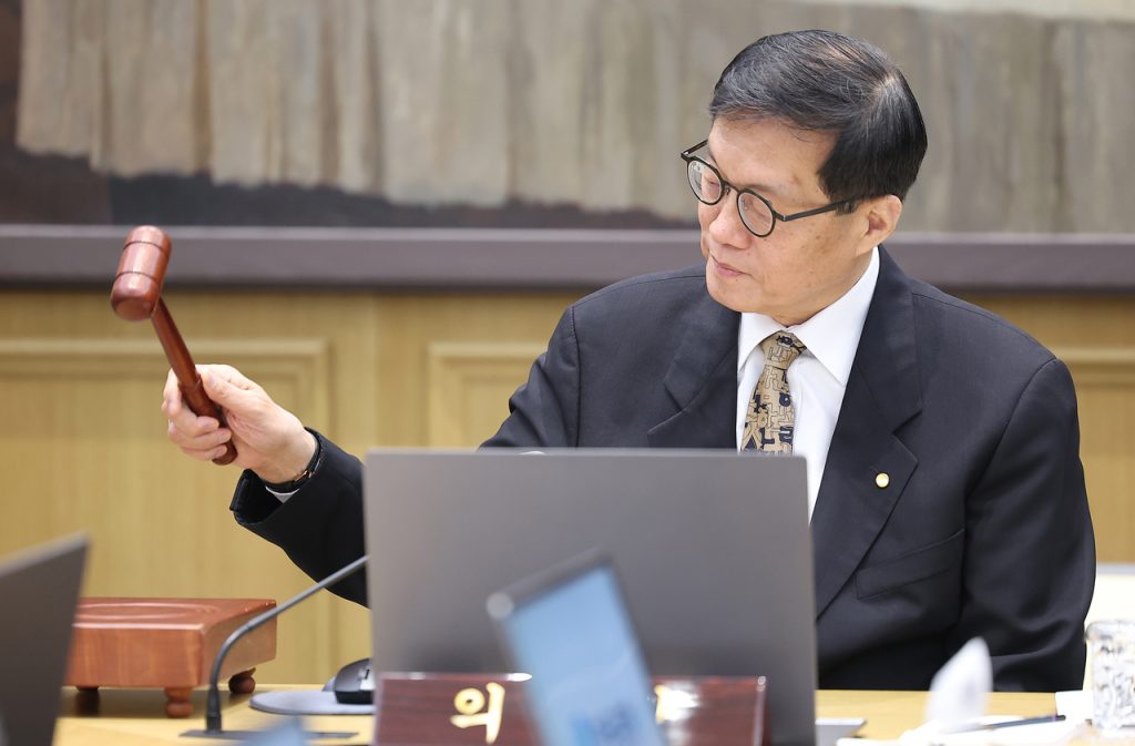 BOK Freezes Base Rate: Weak Won, Inflation Concerns