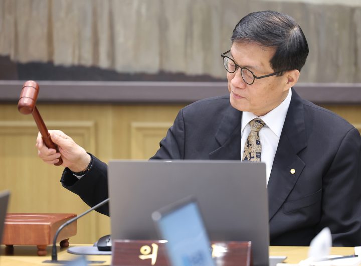 BOK Freezes Base Rate: Weak Won, Inflation Concerns