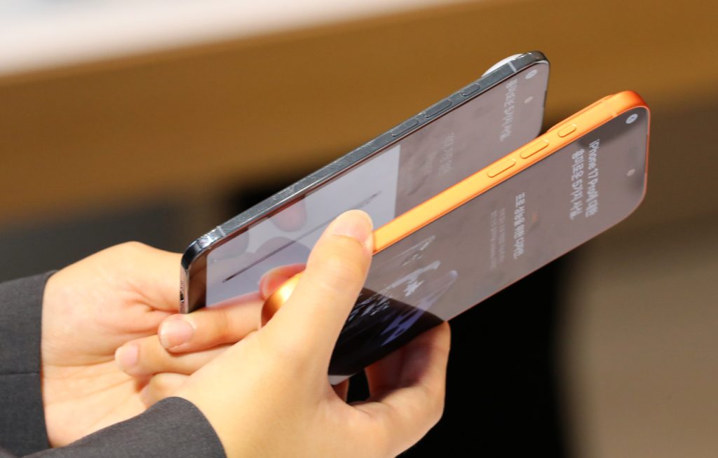 China Squeeze Lifts Samsung, LG Display