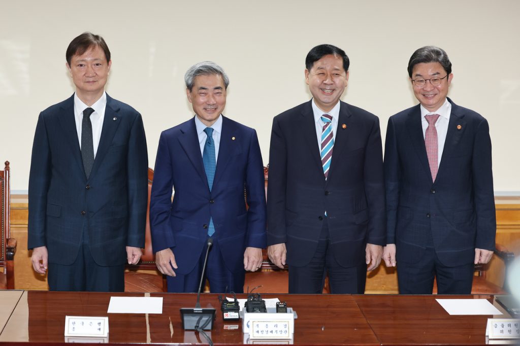 Finance Chief Affirms Market Resilience Amid Volatility