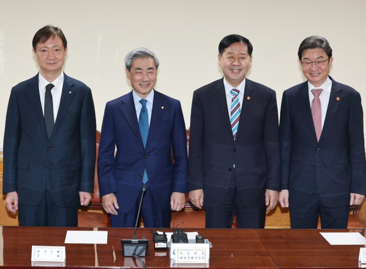 Finance Chief Affirms Market Resilience Amid Volatility