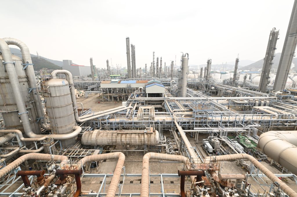 Finance Ministry: Oil Price Hike Dents Consumer, Business Confidence