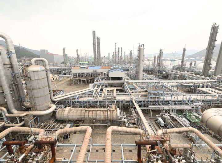 Finance Ministry: Oil Price Hike Dents Consumer, Business Confidence