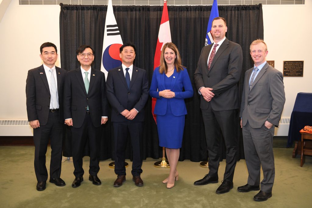 Hanwha Strengthens Alberta Ties for Canada Submarine Bid