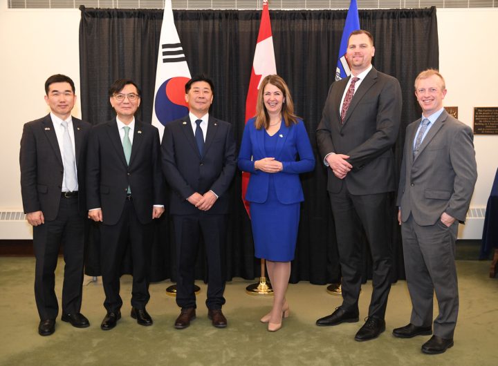 Hanwha Strengthens Alberta Ties for Canada Submarine Bid