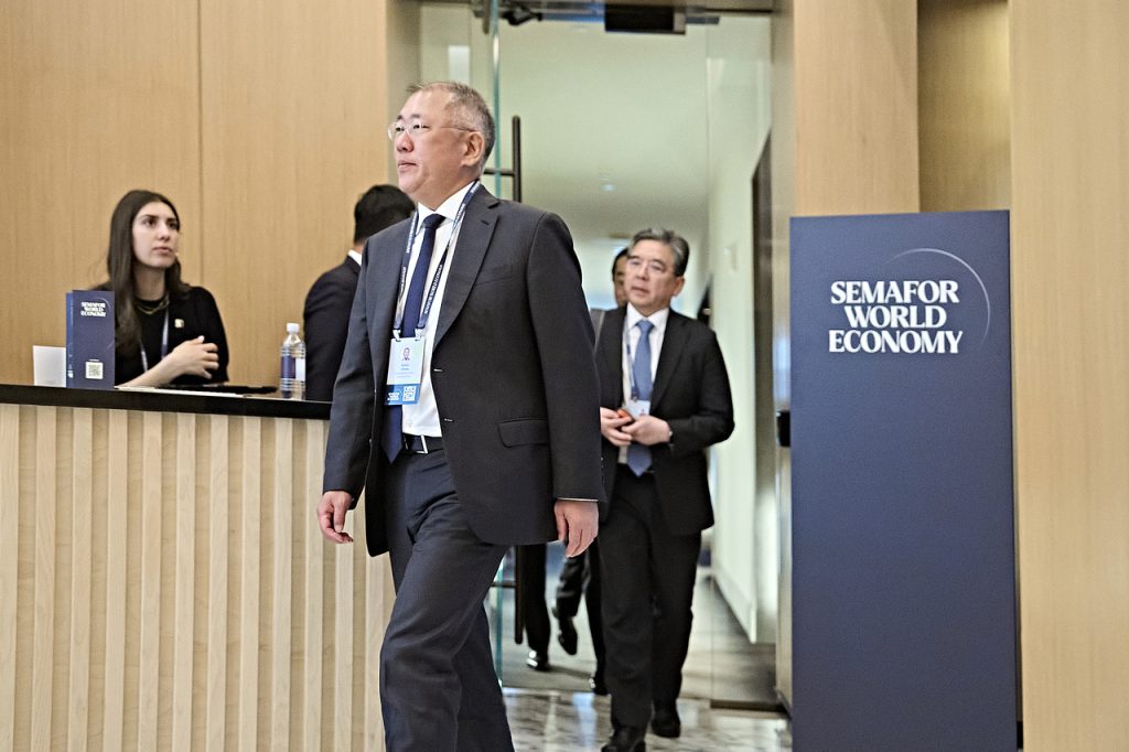 Hyundai Motor Chief Joins Global CEOs at Semafor Economic Forum