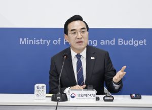 Korea Budget Chief Rejects IMF Debt Alarm, Bets on Growth