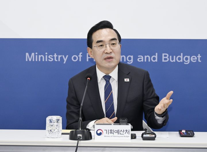 Korea Budget Chief Rejects IMF Debt Alarm, Bets on Growth