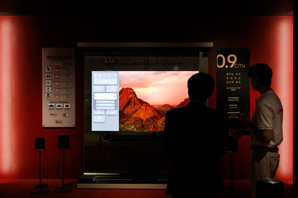 Korea's OLED Market Share Sees First Rise in Years