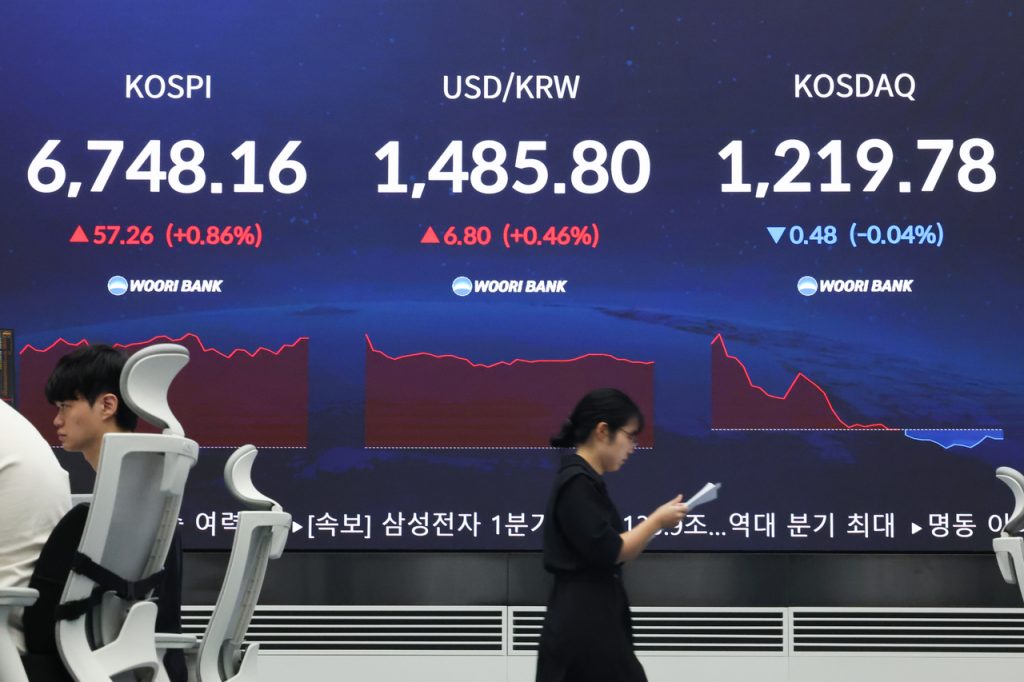 Kospi Falls From Record High on Oil Surge, Profit-Taking