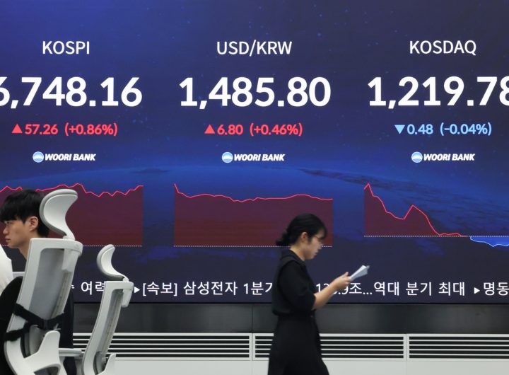Kospi Falls From Record High on Oil Surge, Profit-Taking