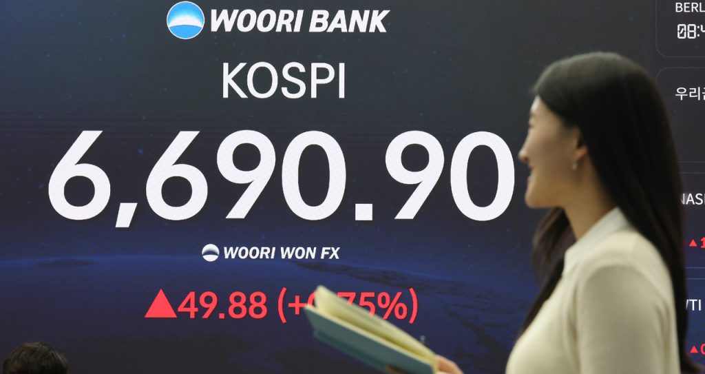 Kospi Hits Record 6,700 at Open, Extends Run