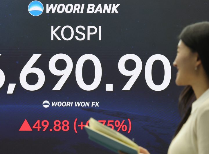 Kospi Hits Record 6,700 at Open, Extends Run