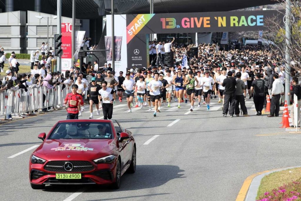 Mercedes-Benz Charity Run Raises Record 1 Billion Won
