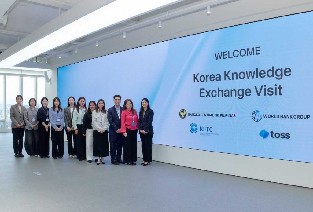 Philippine Central Bank, World Bank Officials Host Toss