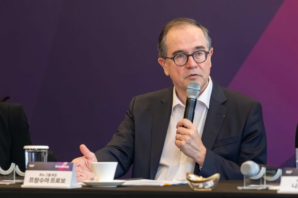 Renault CEO Considers South Korea for EV Production