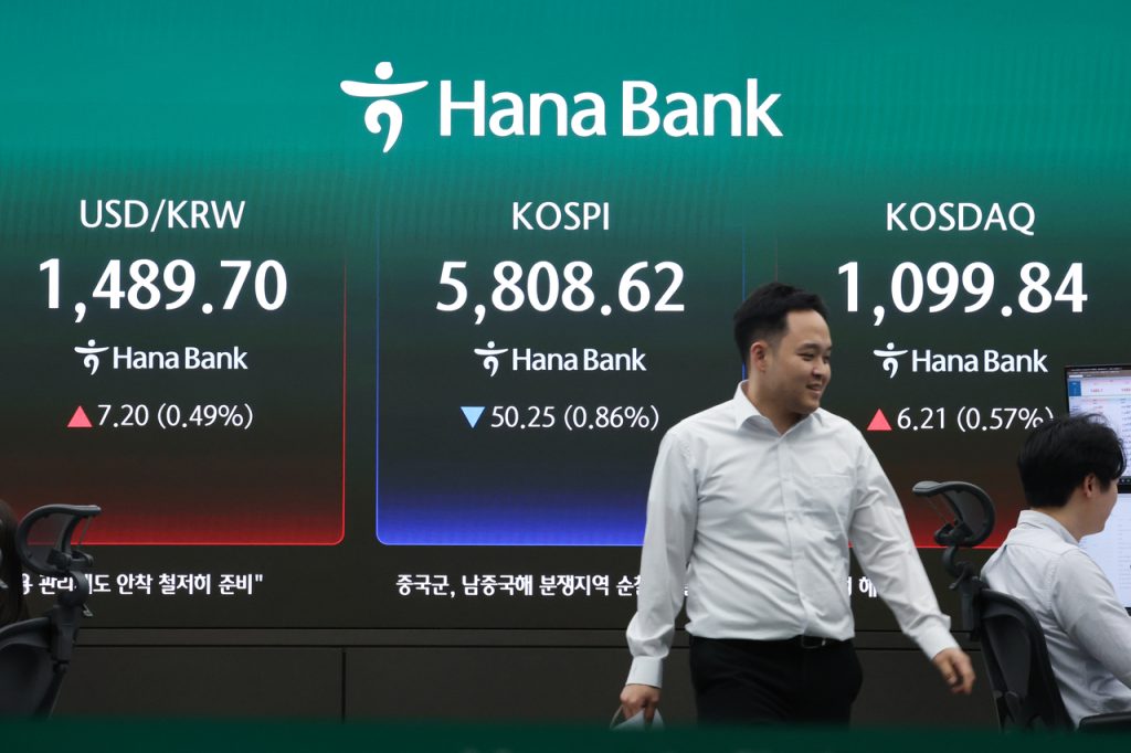 Seoul Shares Fall Amid Hormuz Tensions; Won Declines