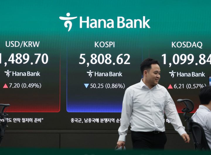 Seoul Shares Fall Amid Hormuz Tensions; Won Declines