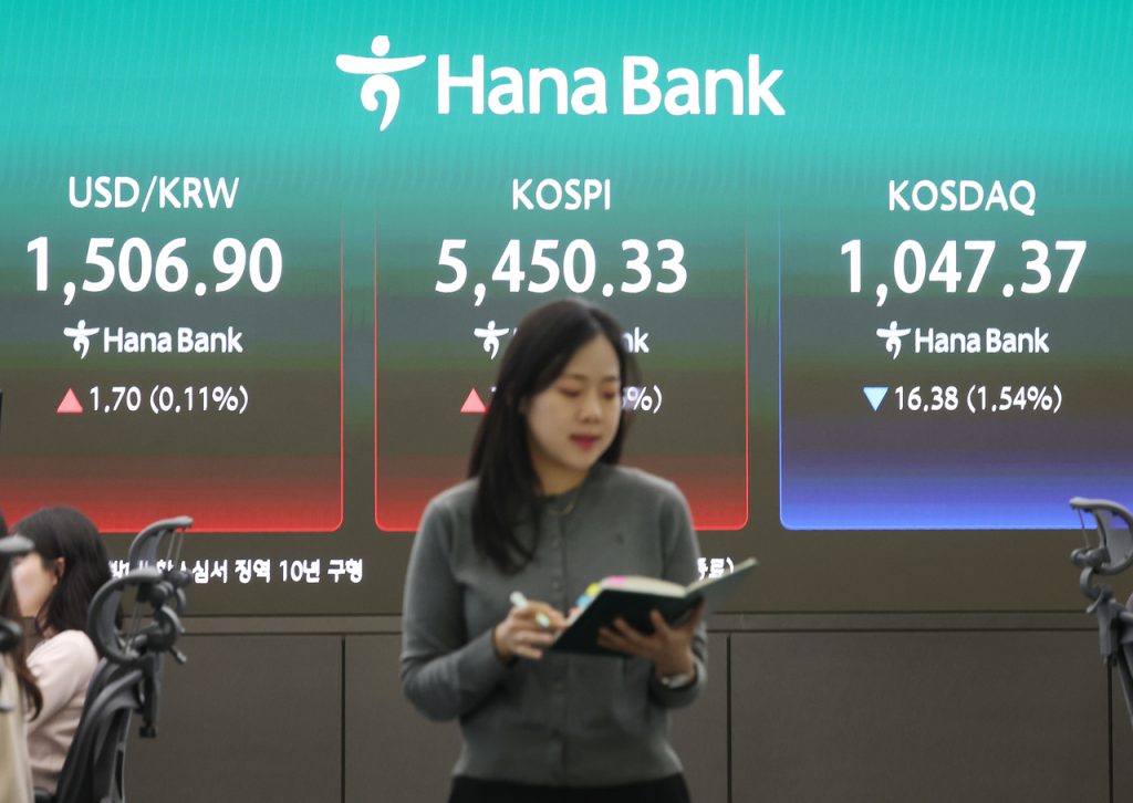 Seoul Stocks Rally: Samsung Earnings Forecast Spurs 1% Surge