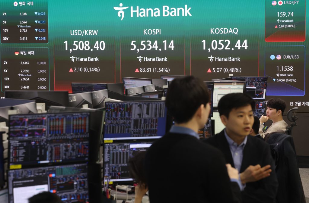 Seoul Stocks Surge on Samsung Record Earnings, Tech Sector Rally