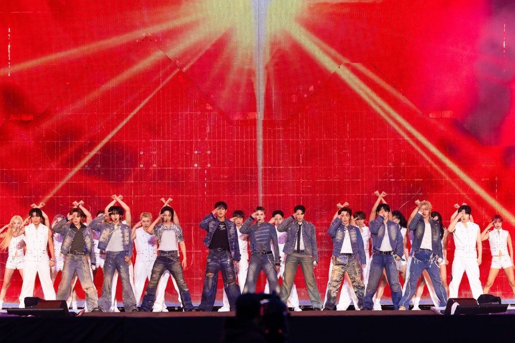 Seventeen Overcomes Rain, Promises Future at Encore