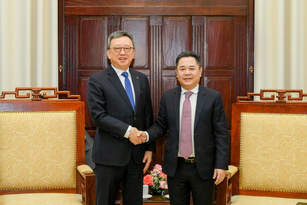 Shinhan Bank Boosts Vietnam Investment with Key Deals