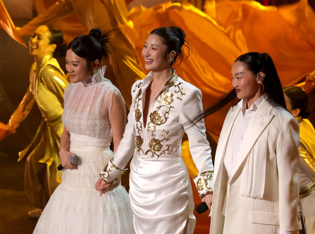 American Music Awards: 'Golden' Wins Song of the Year