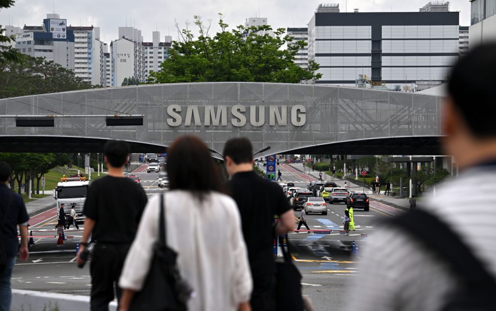 Blind: US Workers Fear Layoffs, Koreans Debate Bonuses