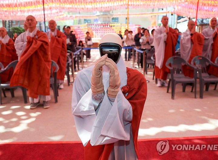 Buddhist Sect Welcomes Humanoid Robot Gabi: Precept Ceremony