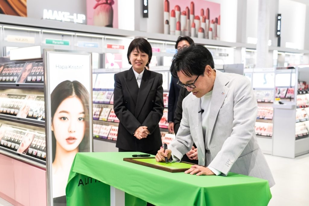 CJ Chairman Visits First US Olive Young Store
