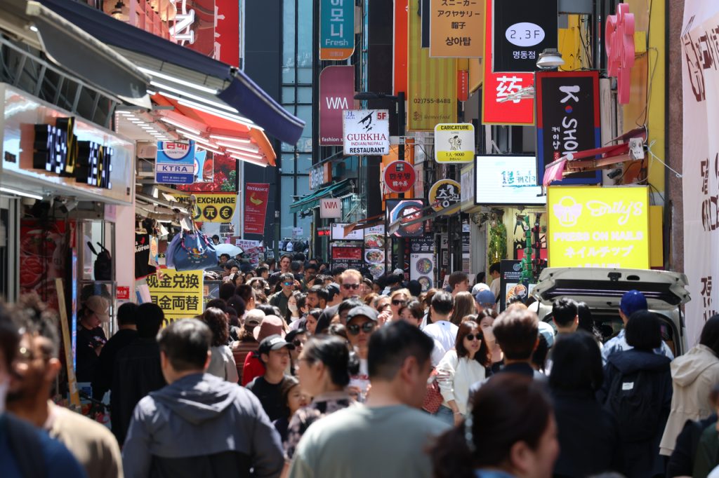 China, Japan Tourists Fuel Korean Retail Surge