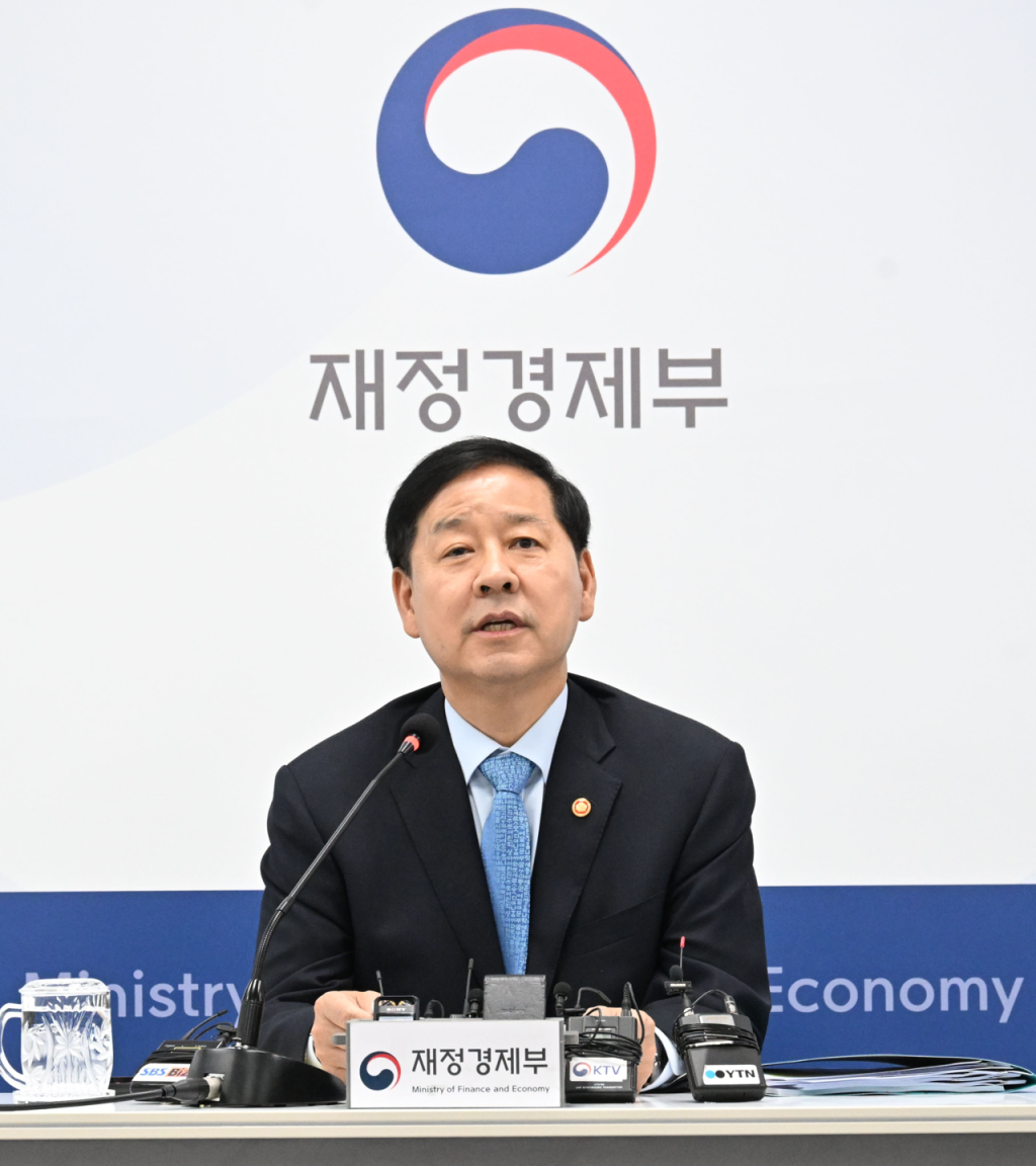 Finance Minister: South Korea Growth Over 2%, Kospi Still Has Upside Potential
