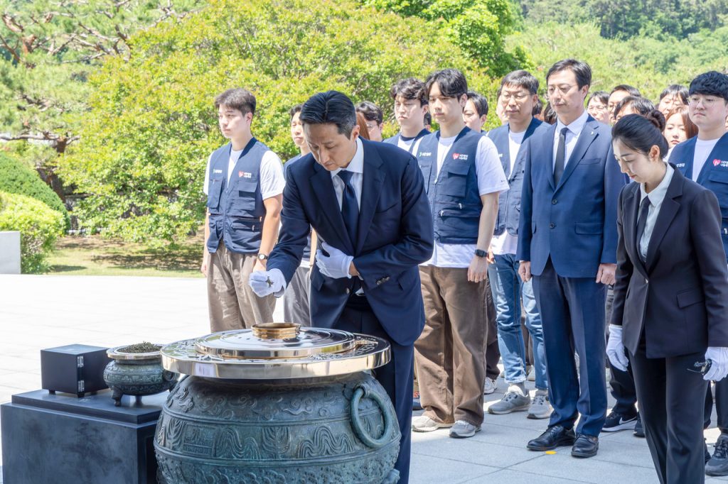 HD Hyundai Chair's National Cemetery Tribute Ahead of Veterans' Month