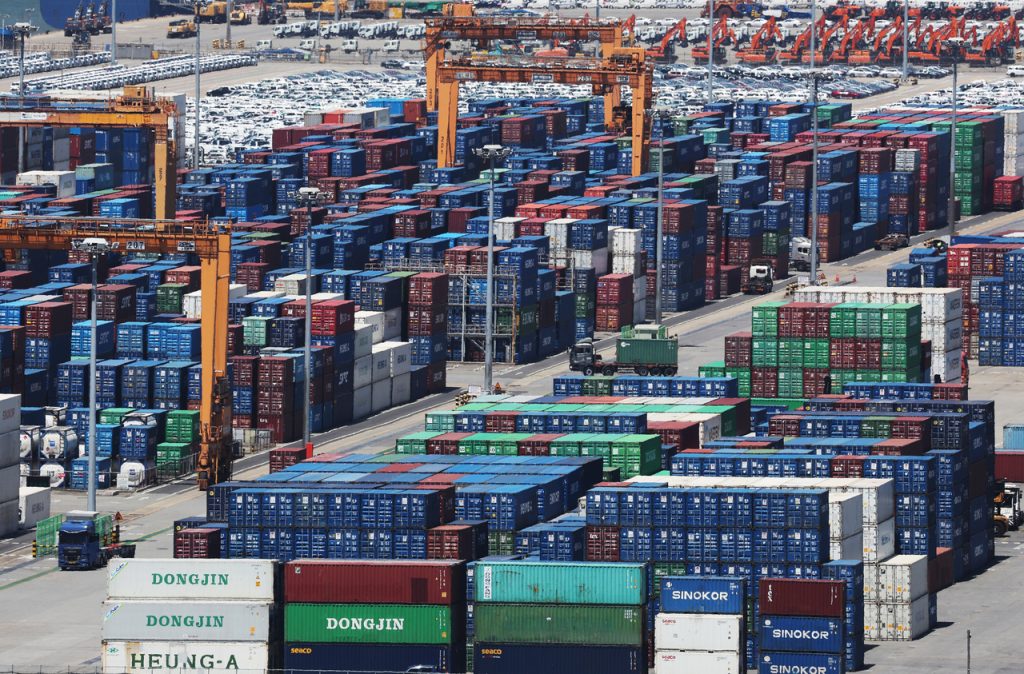 KDI Forecasts South Korea's Economy to Grow 2.5% in 2026, Driven by Chips