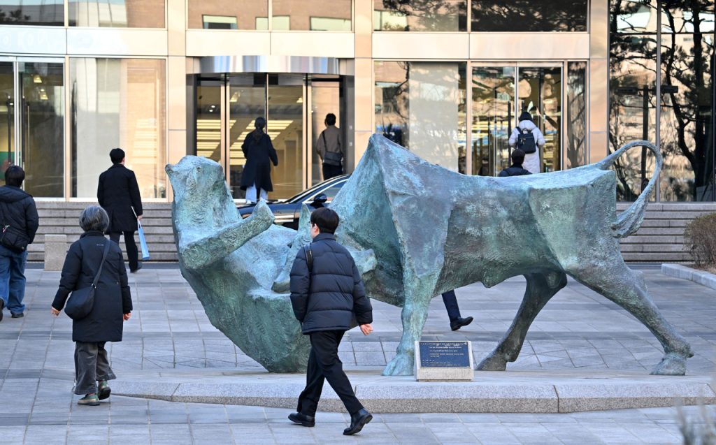 Korea's Extended Trading: Job Boom, Labor Unrest