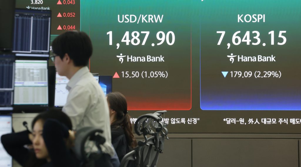 Kospi Falls, Ending 5-Day Streak, on Profit Taking, Mideast Concerns; Won Weakens