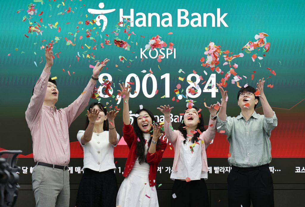 Kospi Hits 8,000 in Morning Trading