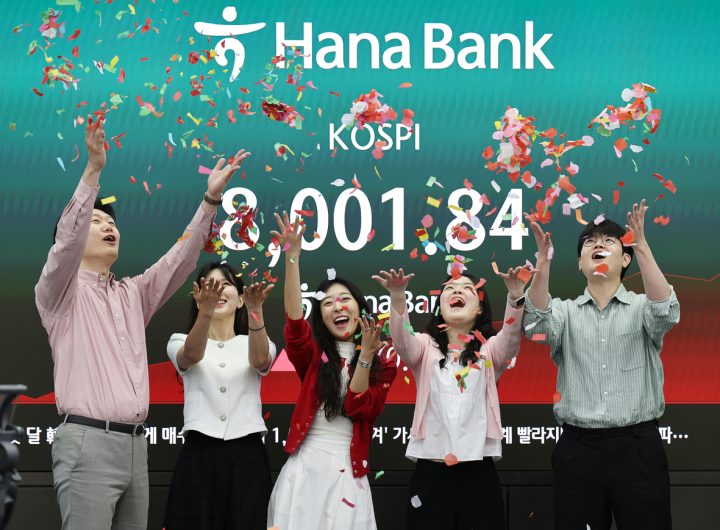 Kospi Hits 8,000 in Morning Trading