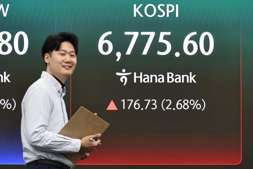Kospi Hits Record High on Chip Rally