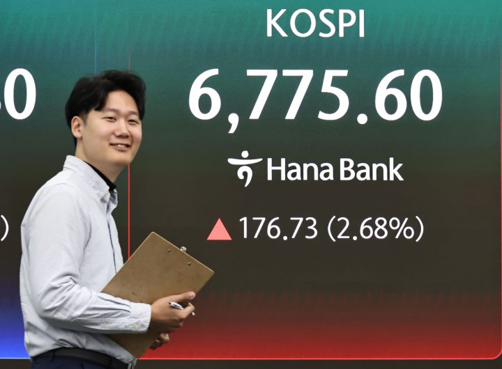 Kospi Hits Record High on Chip Rally